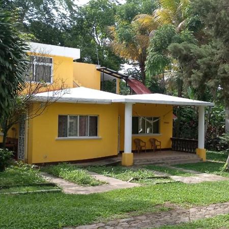 Casa Veronica A 2 Kilometros Del Irtra Retalhuleu Esterno foto
