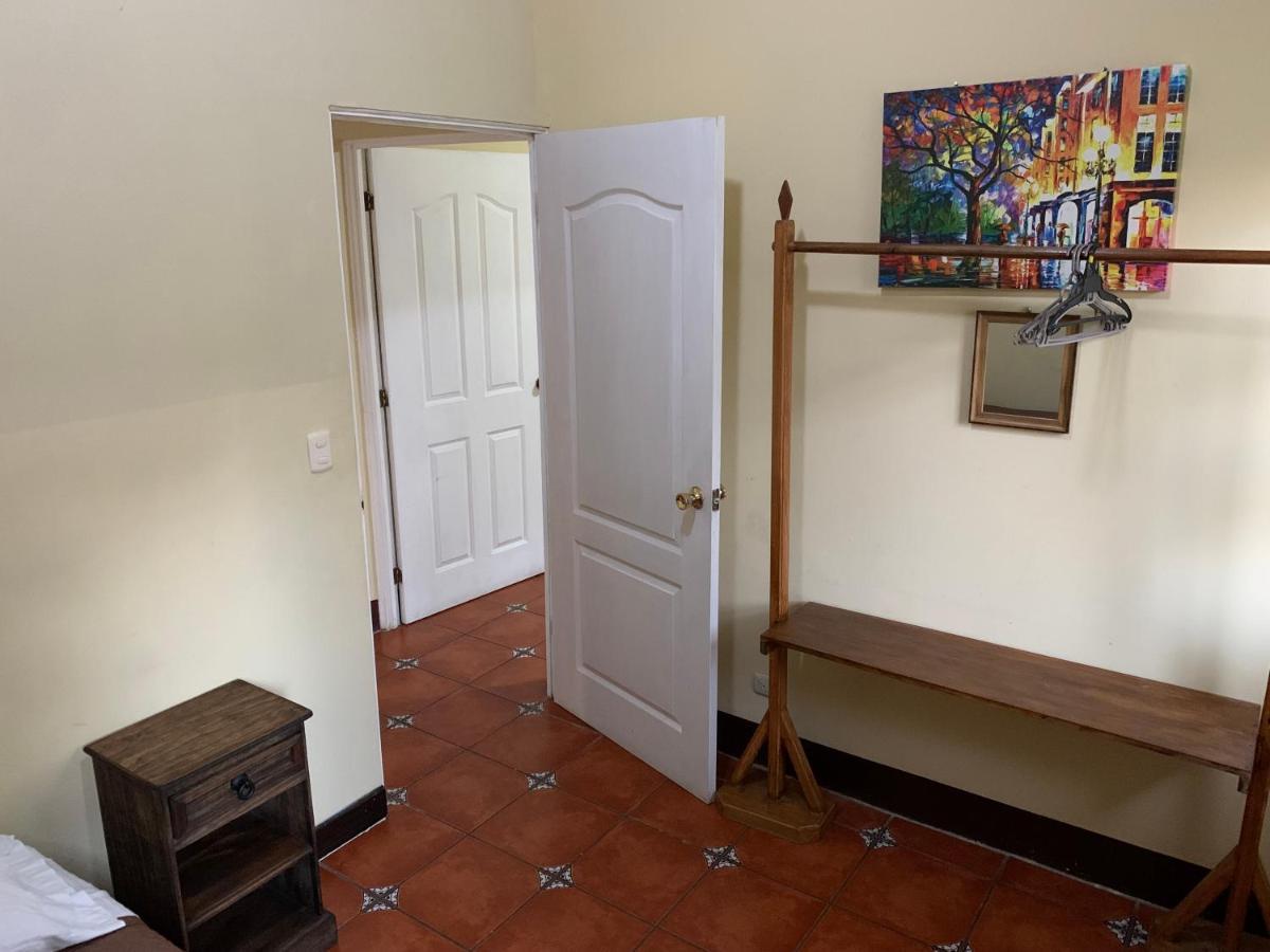 Casa Veronica A 2 Kilometros Del Irtra Retalhuleu Esterno foto