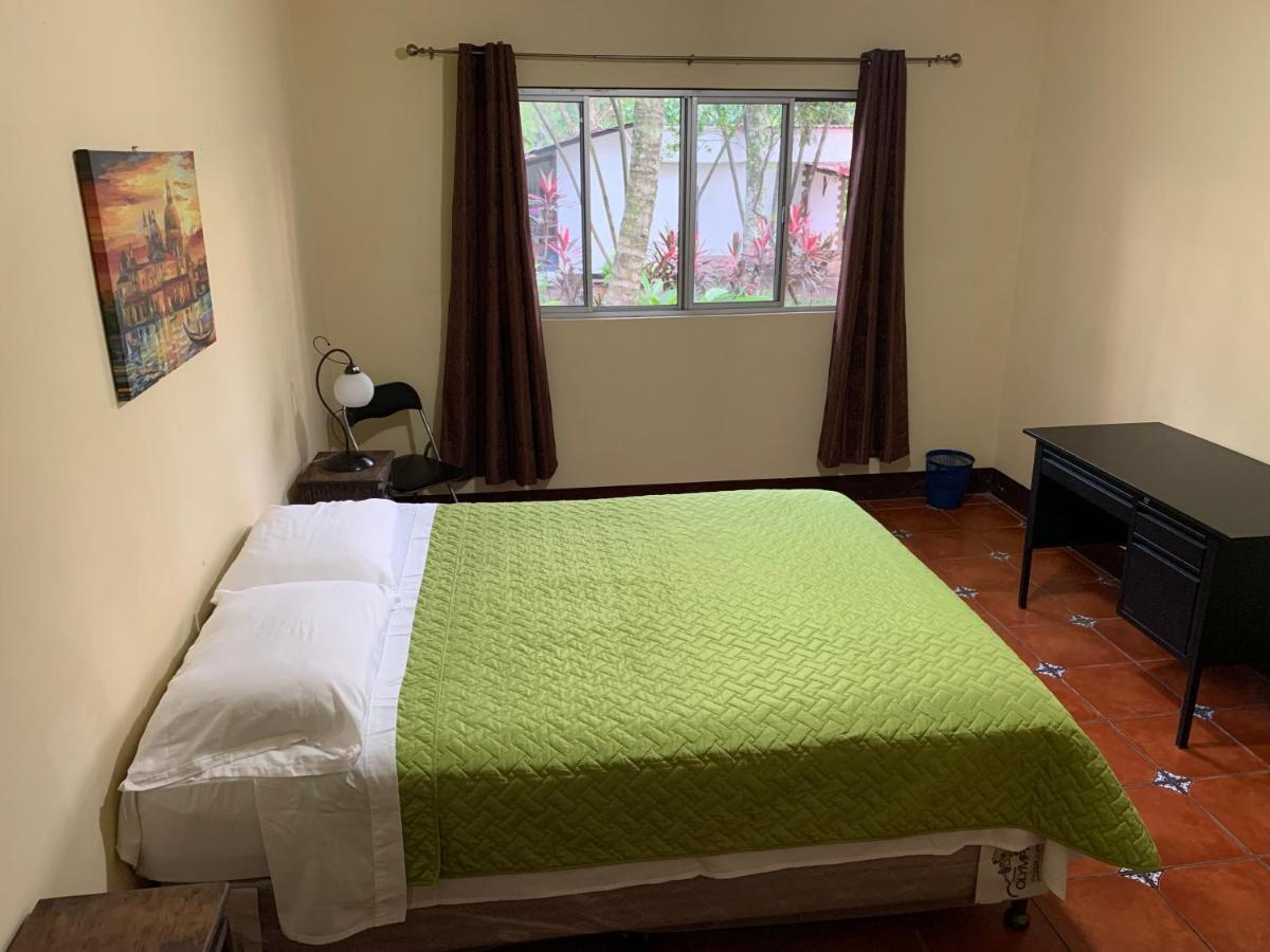Casa Veronica A 2 Kilometros Del Irtra Retalhuleu Esterno foto