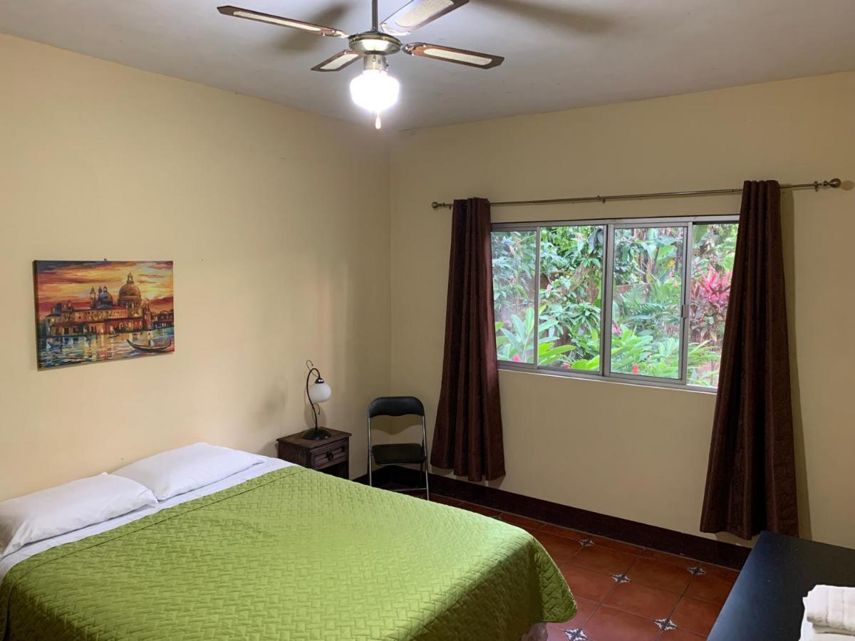 Casa Veronica A 2 Kilometros Del Irtra Retalhuleu Esterno foto