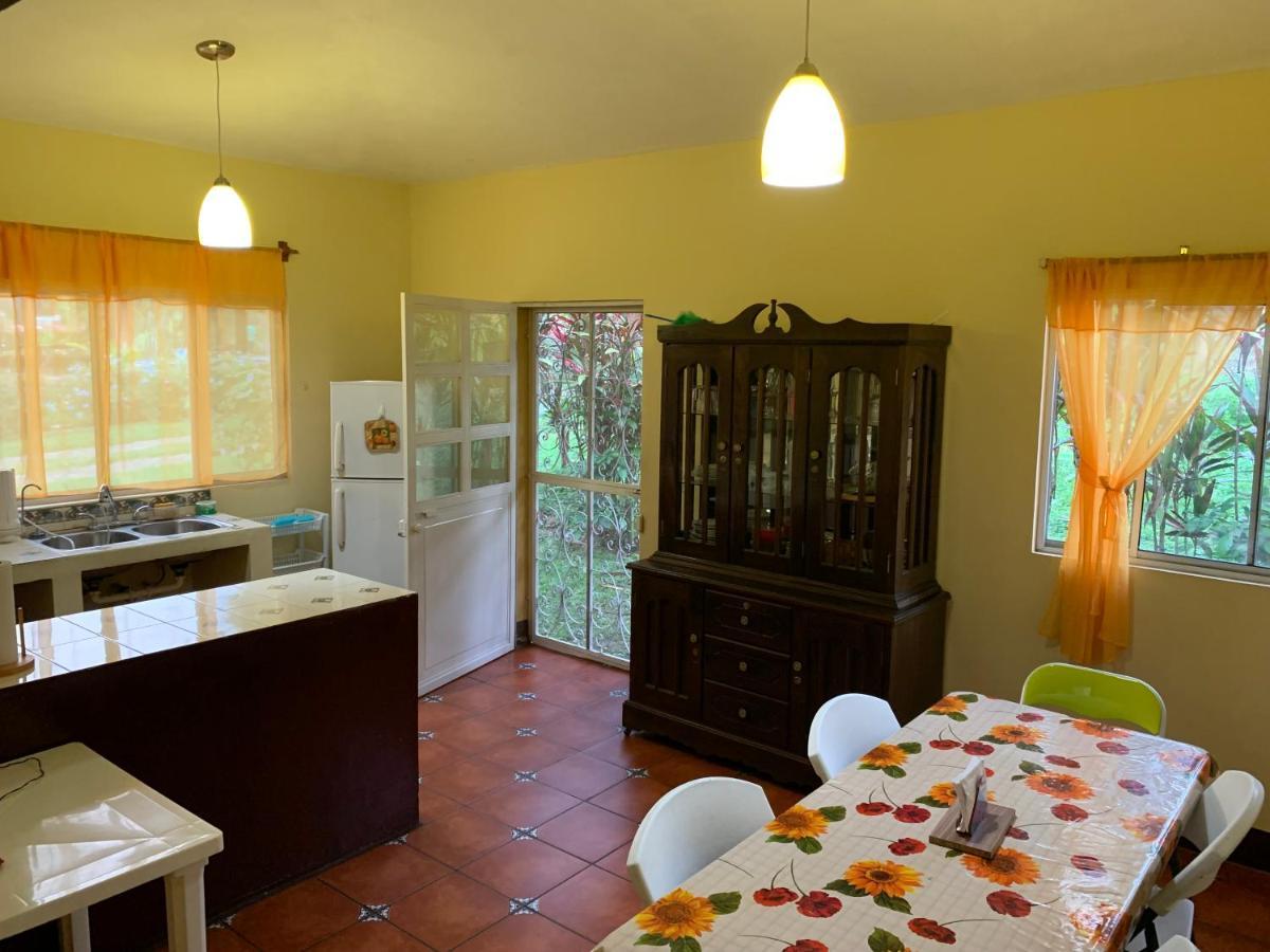 Casa Veronica A 2 Kilometros Del Irtra Retalhuleu Esterno foto